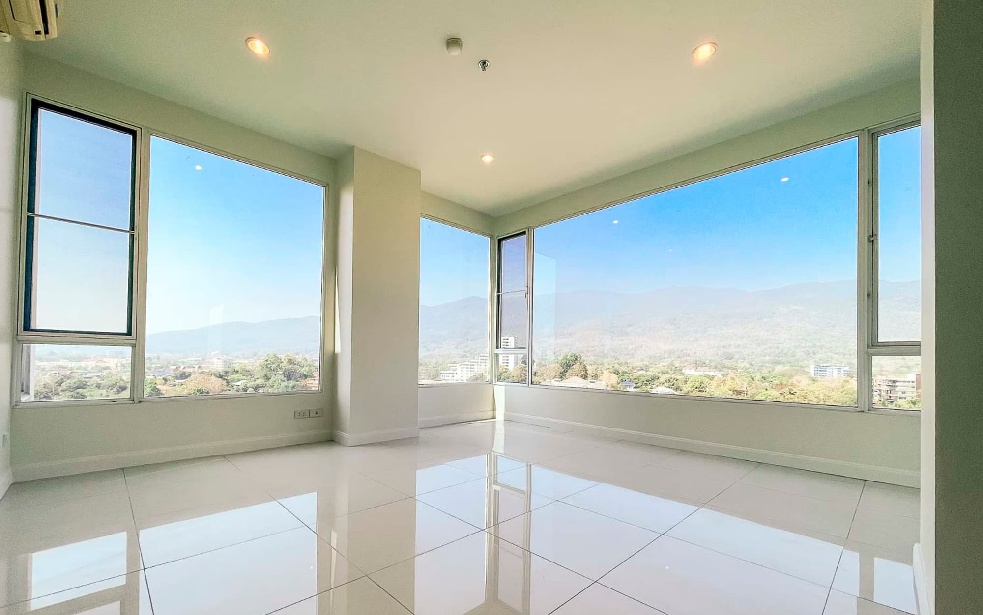Unfurnished 4 Bed Condo w. Stunning Mountain View for Sale - Image 1