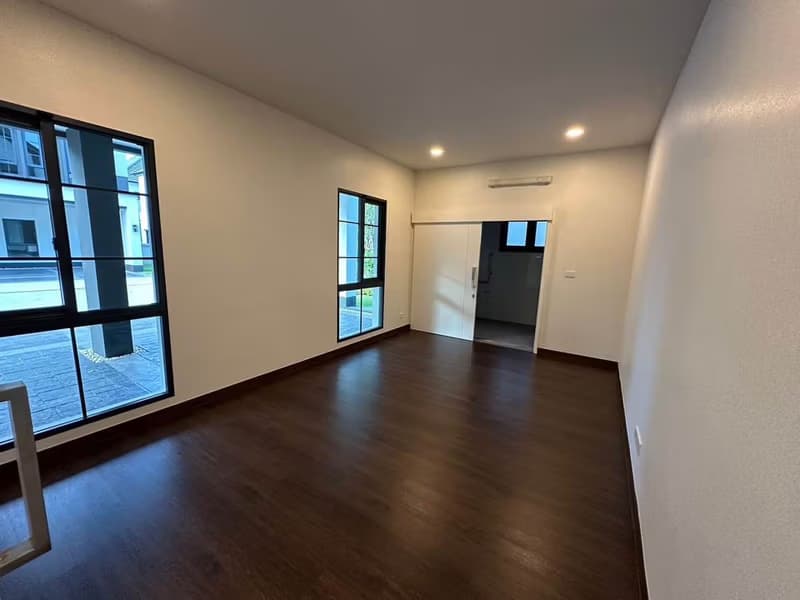 5 Bed House for Sale in Bang Phli