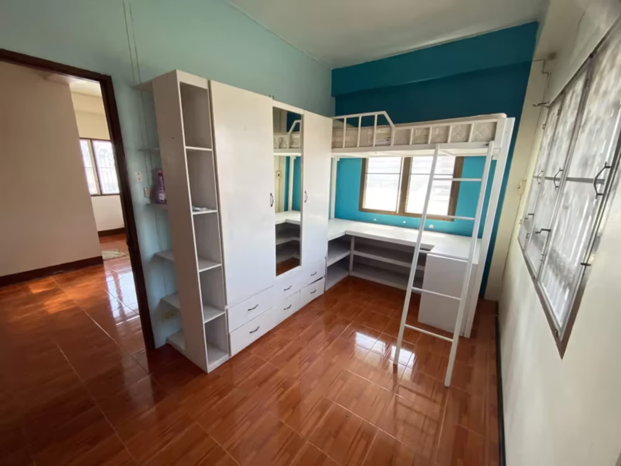 6 Bedroom House - Image 8