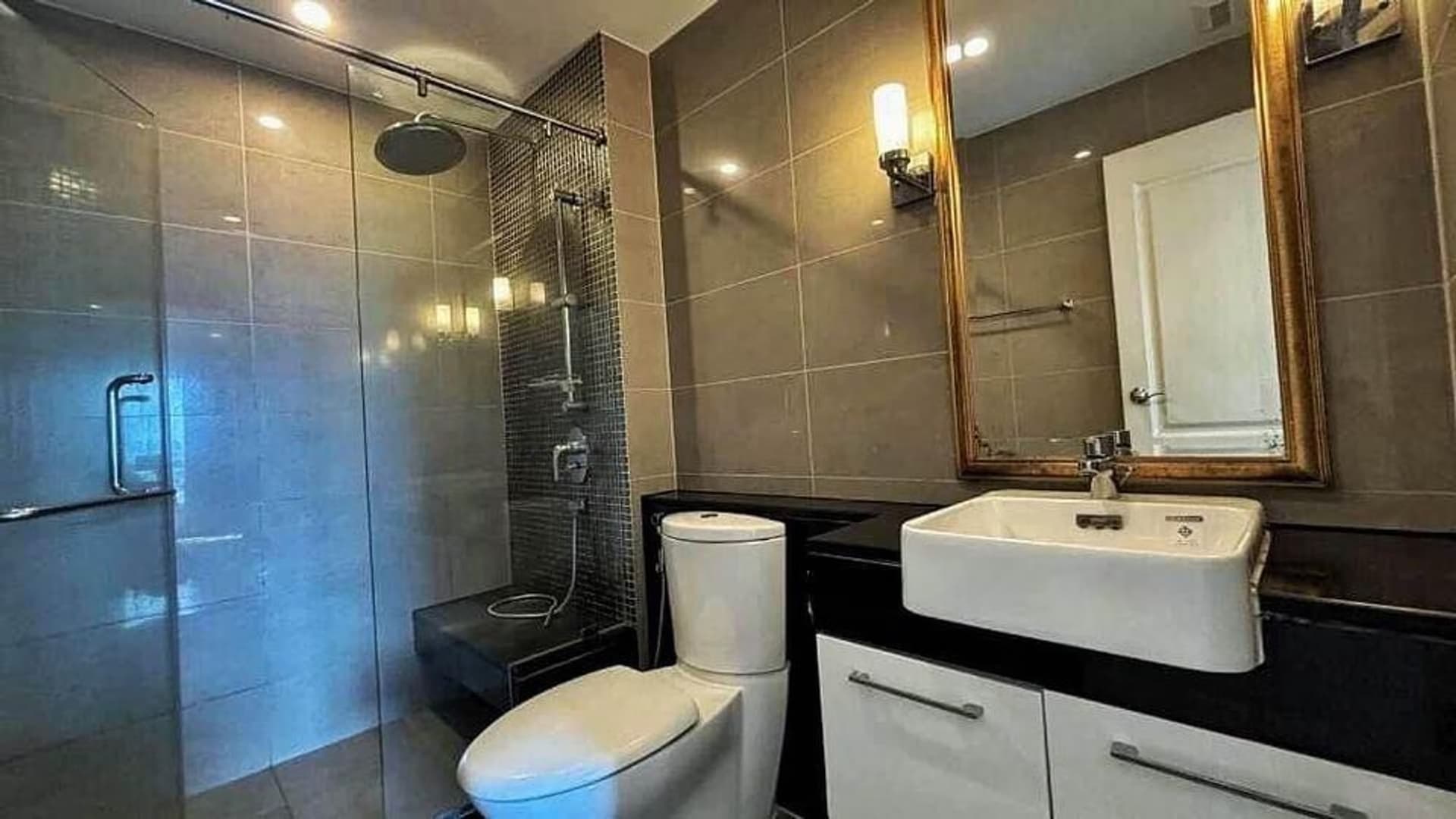 1 Bed Condo for Rent and Sale in Huai Khwang - Image 7