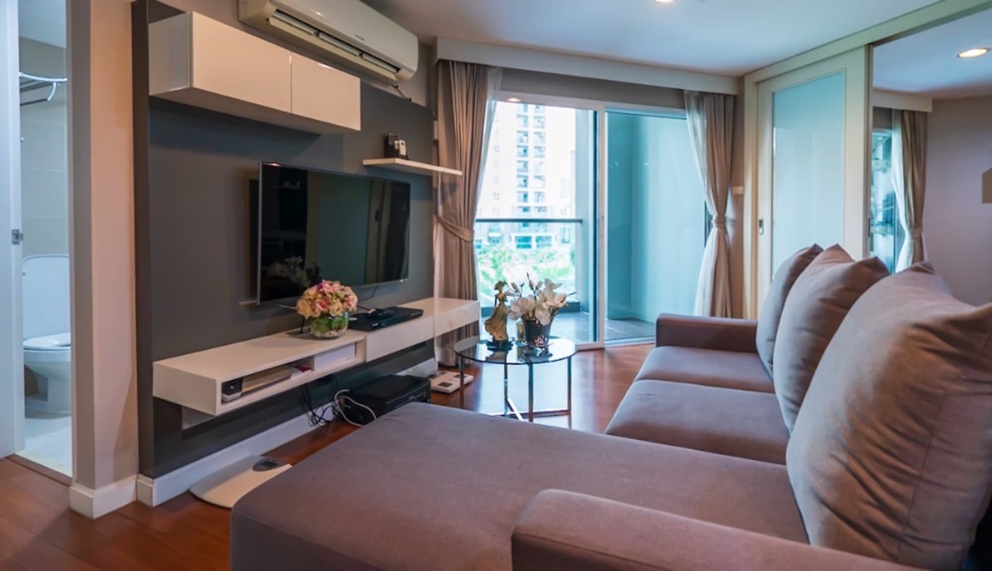 5 Bed Condo for Sale in Huai Khwang - Image 1