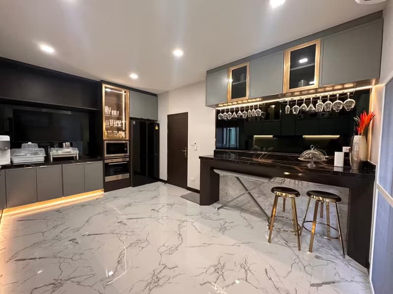 5 Bedroom House