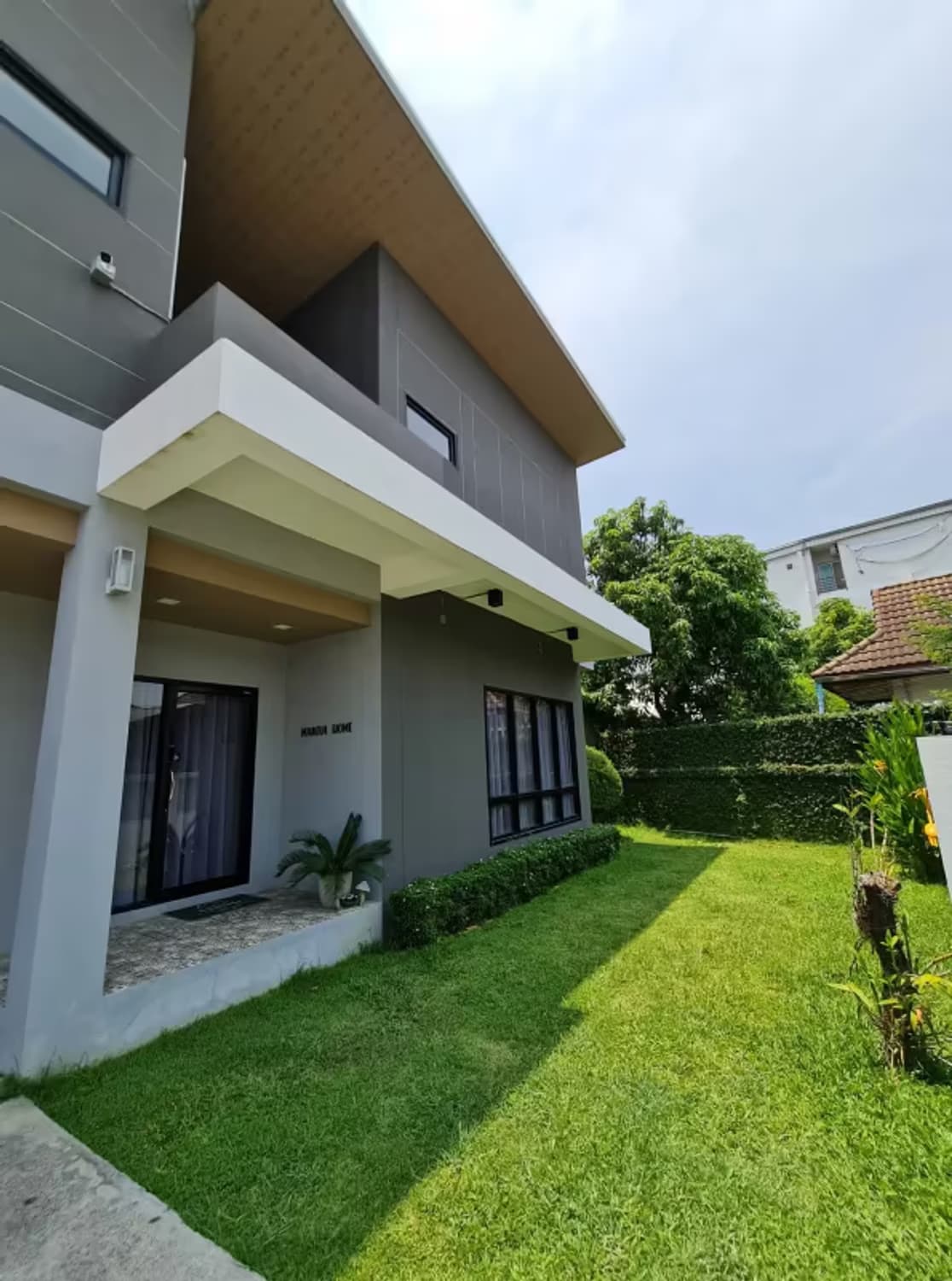 6 Bedroom House - Image 2