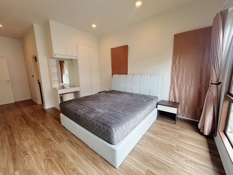 4 Bed House for Rent in Bang Kapi