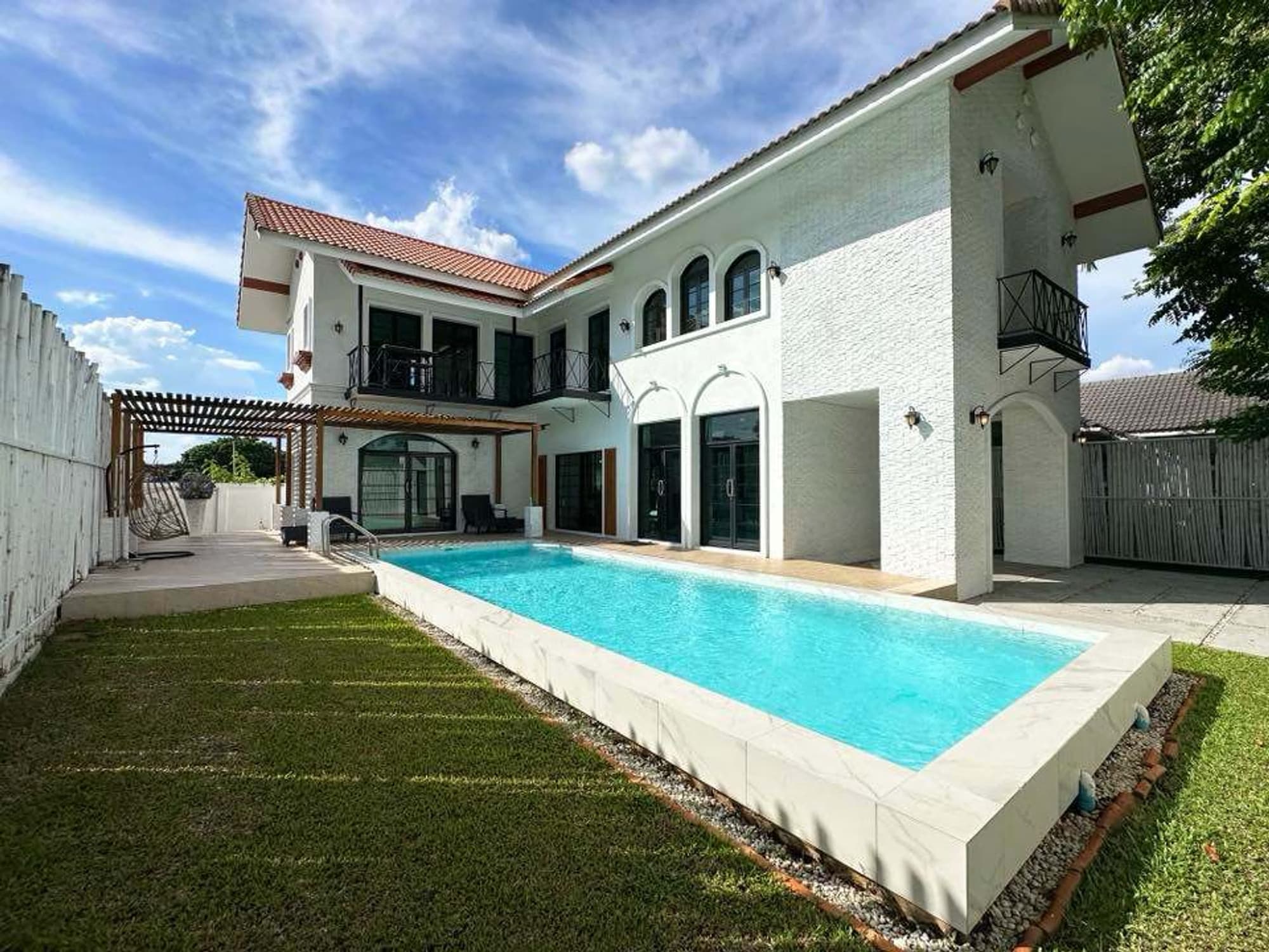 4 Bed House for Rent in Mueang Chiang Mai District - Image 1