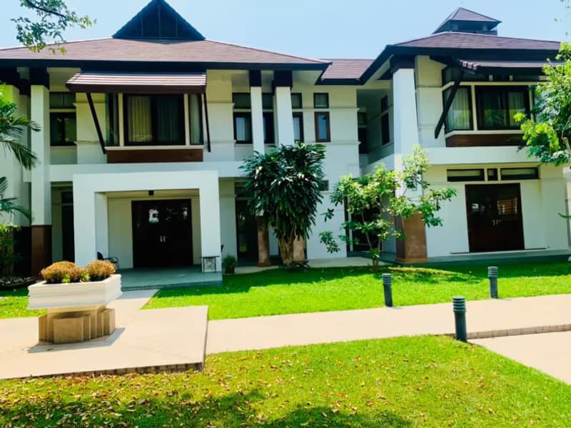 6 Bedroom House