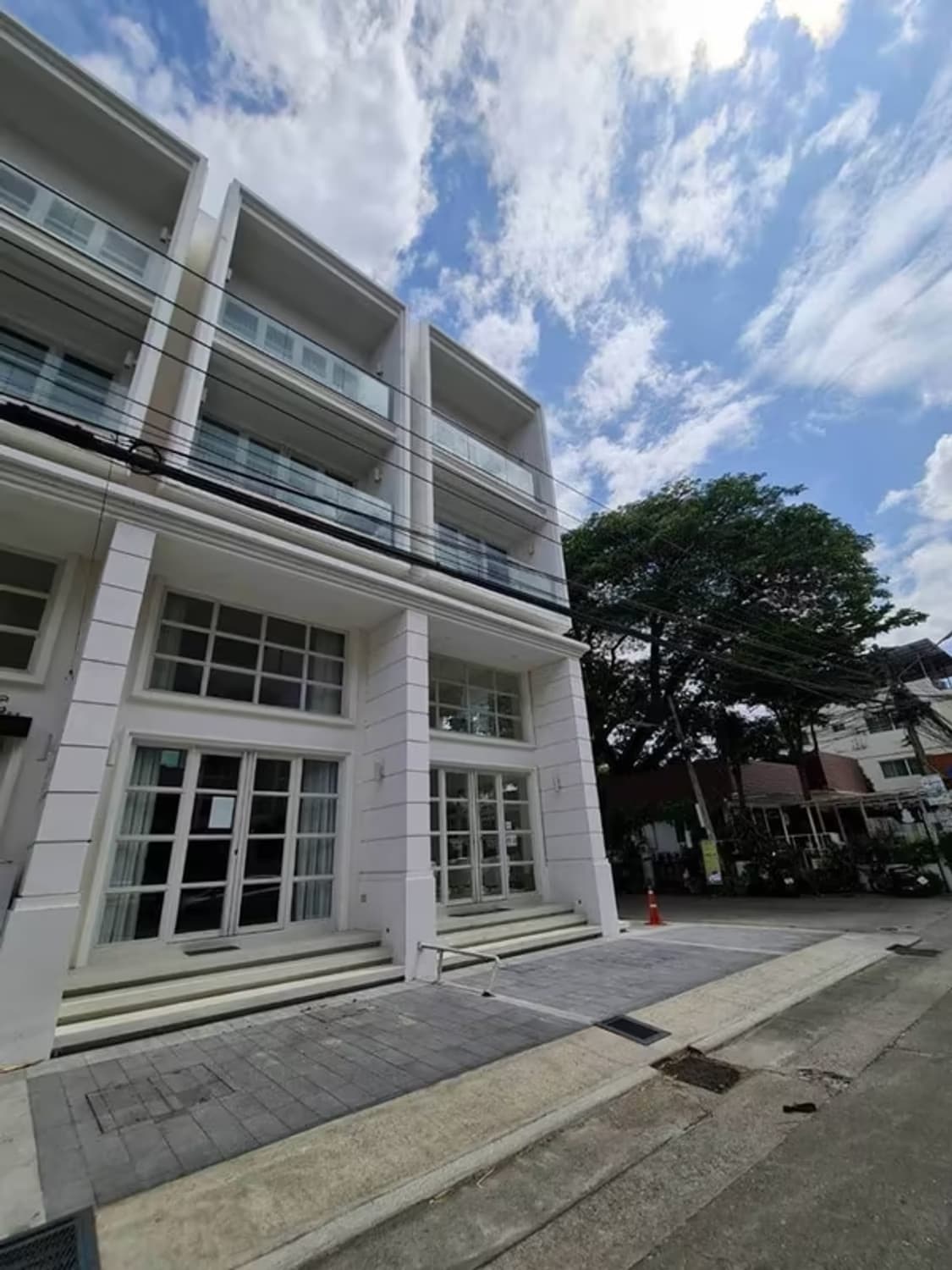 3 Bedroom Commercial - Image 13