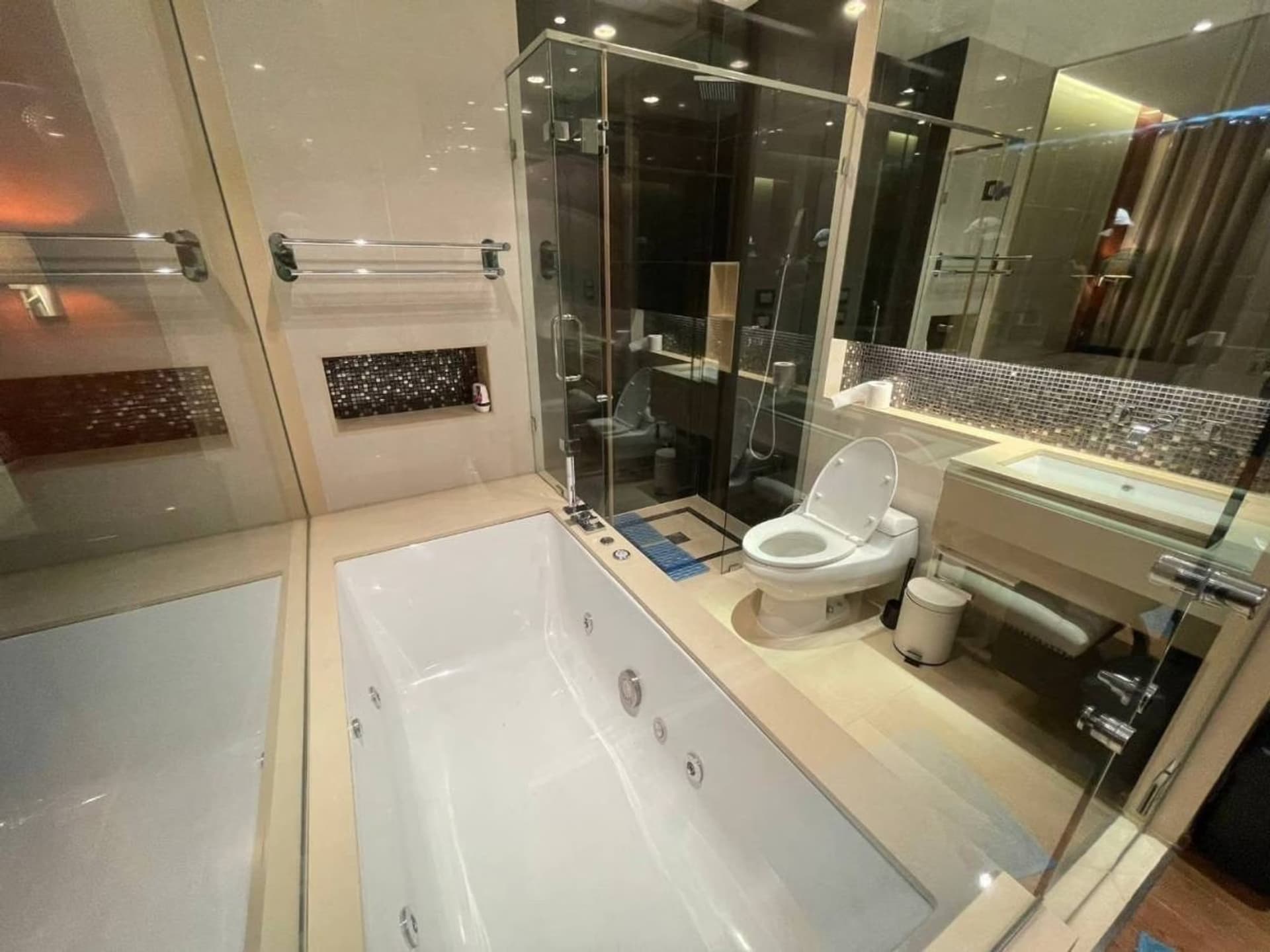 2 Bed Condo for Rent and Sale in Khlong Toei - Image 6
