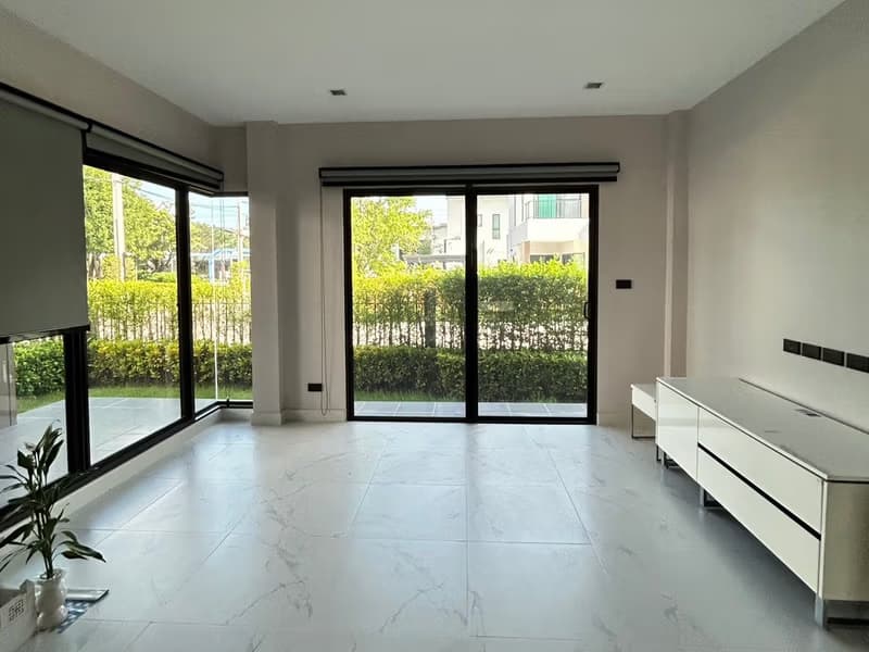 5 Bed House for Sale in Lat Krabang