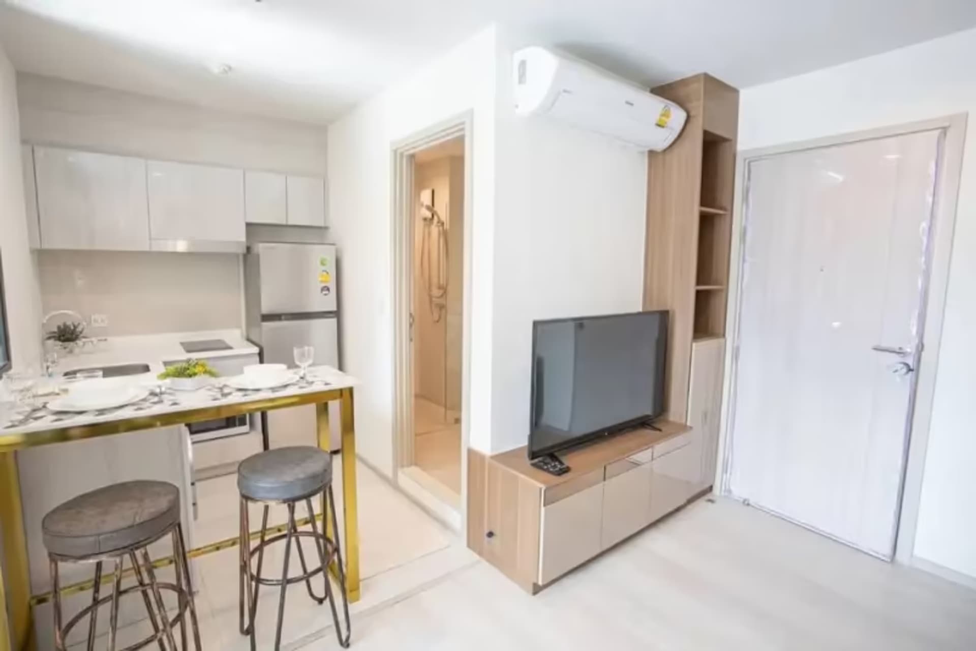 1 Bedroom Condo for Rent at Life One Wireless - Image 7
