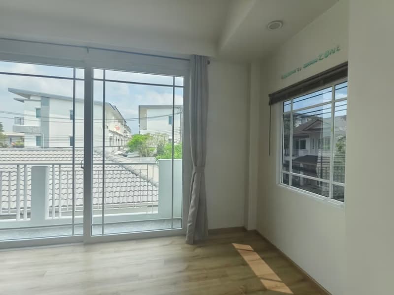 5 Bed House for Rent and Sale in Bang Kapi