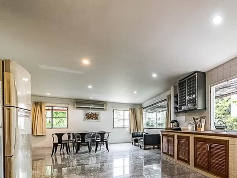 5 Bedroom House for Rent in Phra Khanong