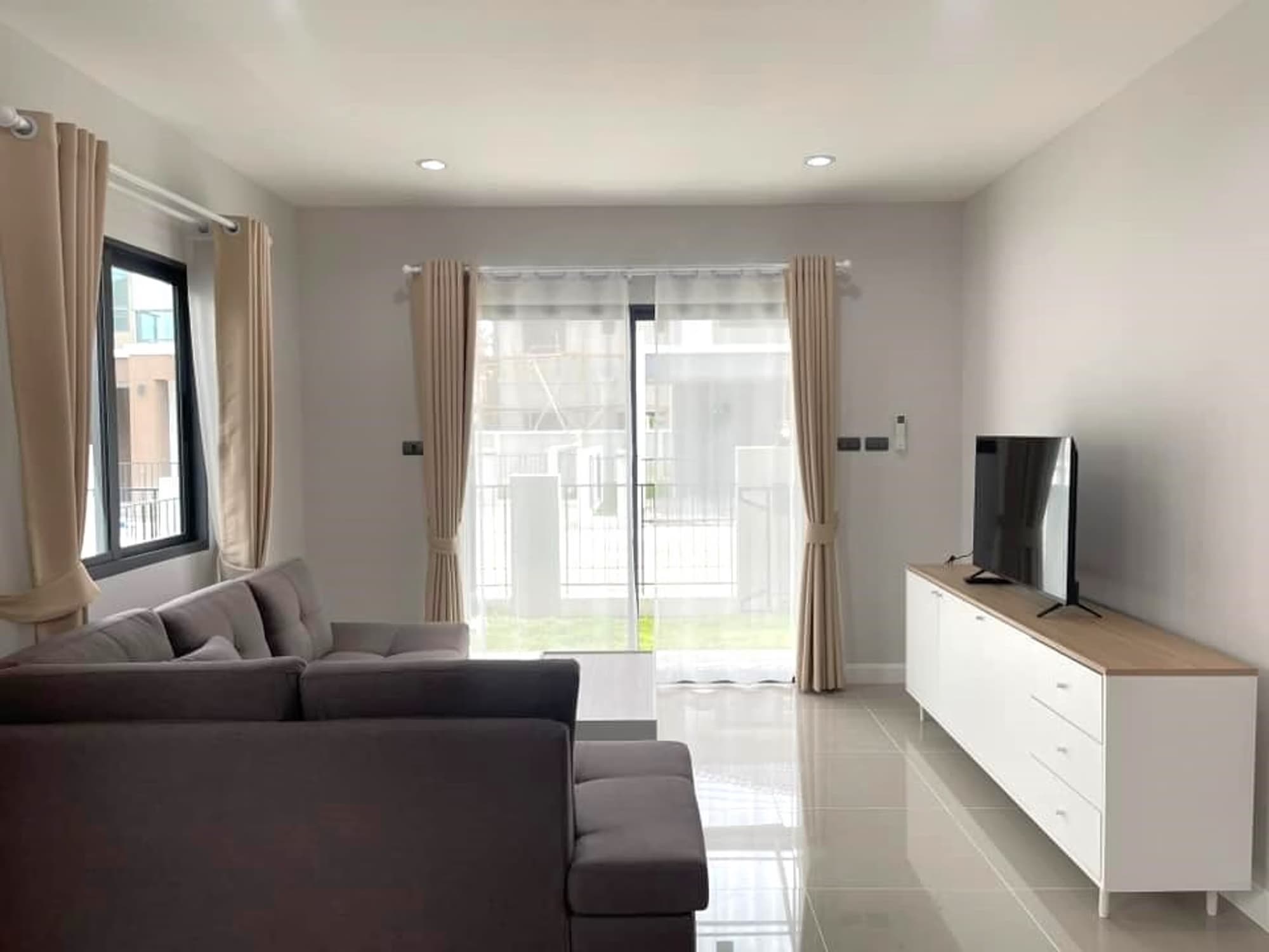 3 Bed House for Rent in Saraphi - Image 2