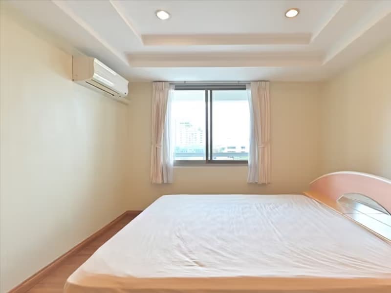 Royal Castle Sukhumvit 39