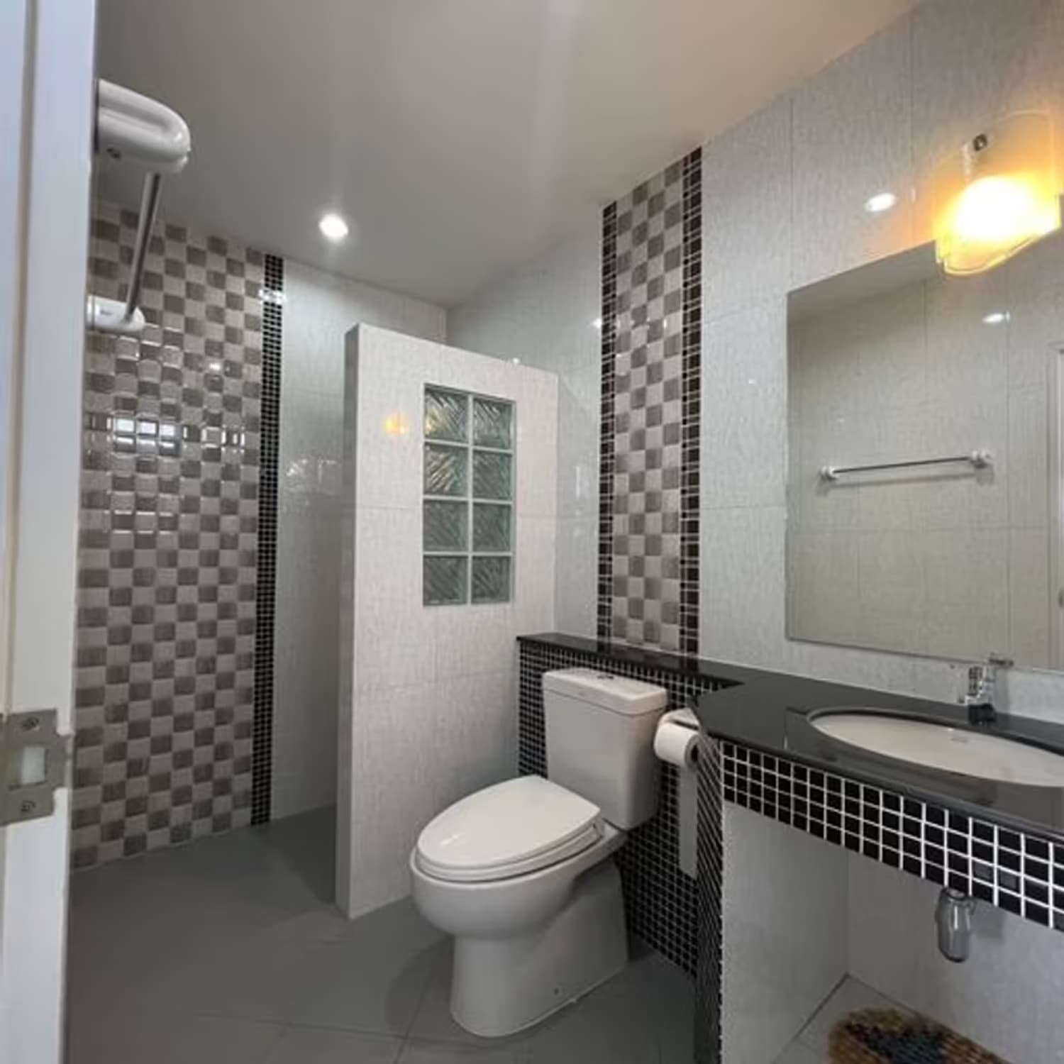 4 Bedroom House - Image 36