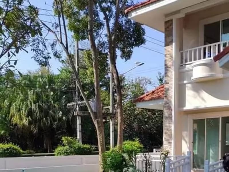6 Bedroom House