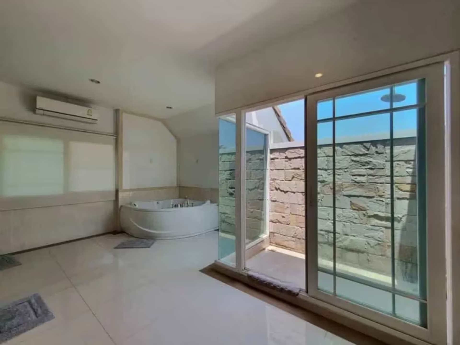 5 Bedroom House - Image 13