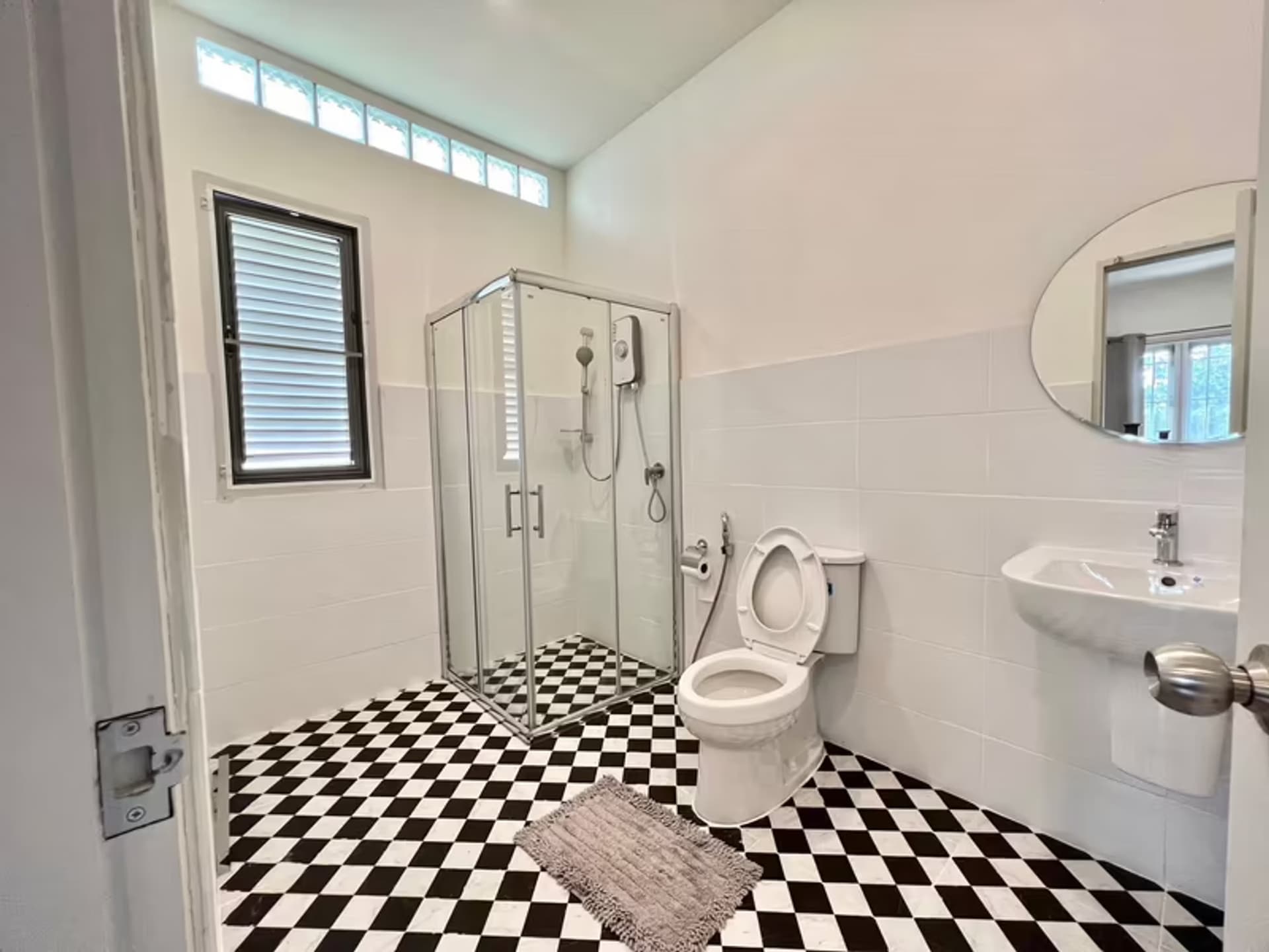 4 Bedroom House - Image 11