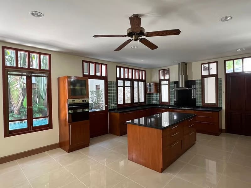 4 Bed House for Rent in Watthana