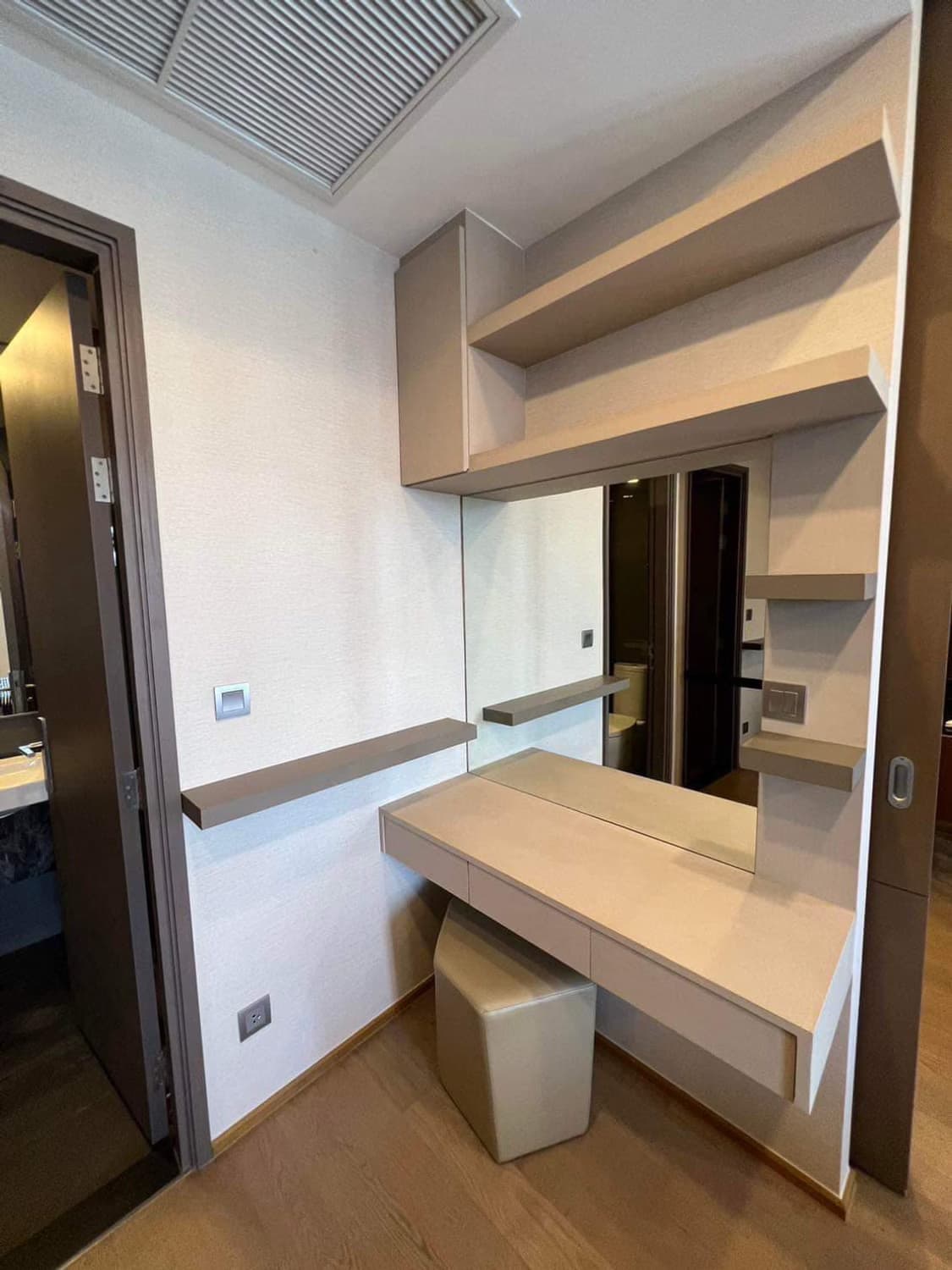 1 Bed Condo for Rent in Bang Rak - Image 4