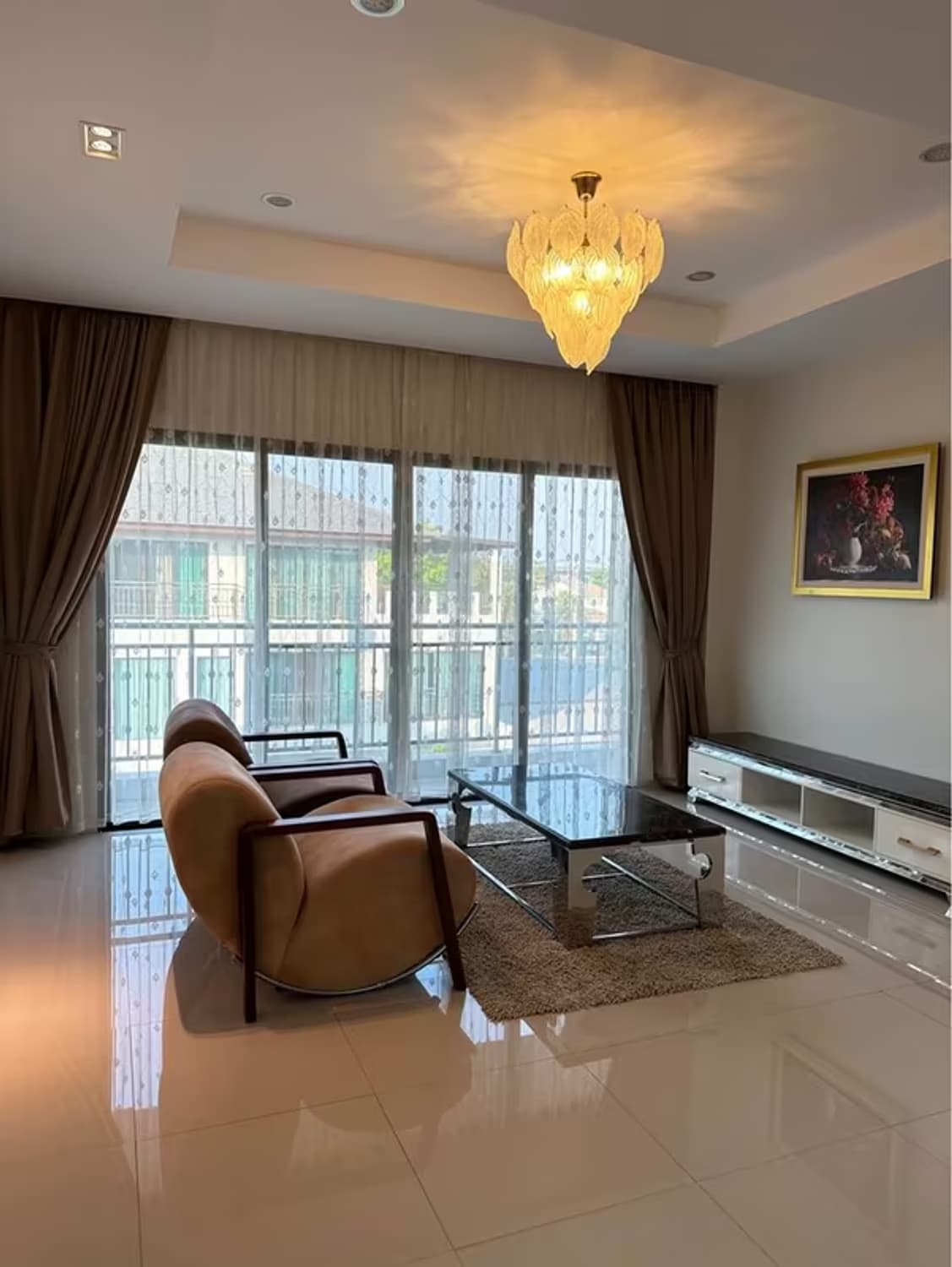 6 Bedroom House for Rent - Image 3
