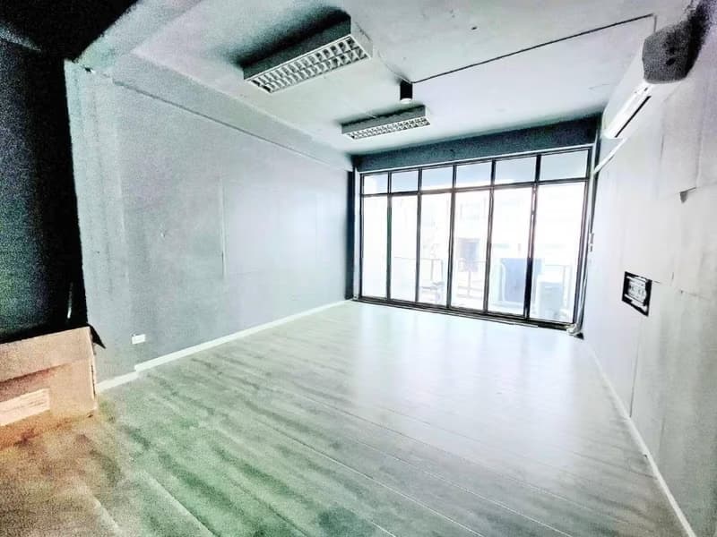 5 Bed Commercial for Rent in Bang Rak