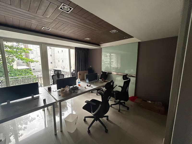 Commercial for Rent in Huai Khwang 