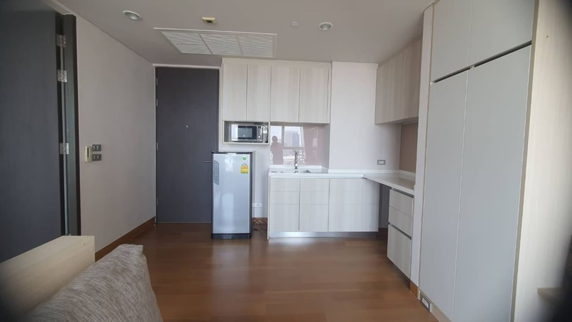 1 ห้องนอน Condo สำหรับ จำหน่าย ใน คลองเตย - Image 2