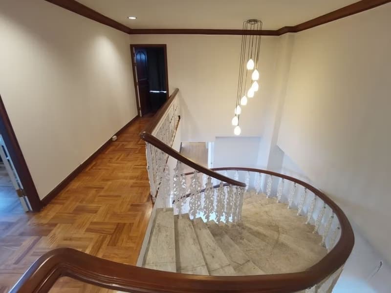 4 Bed Condo for Rent in Watthana