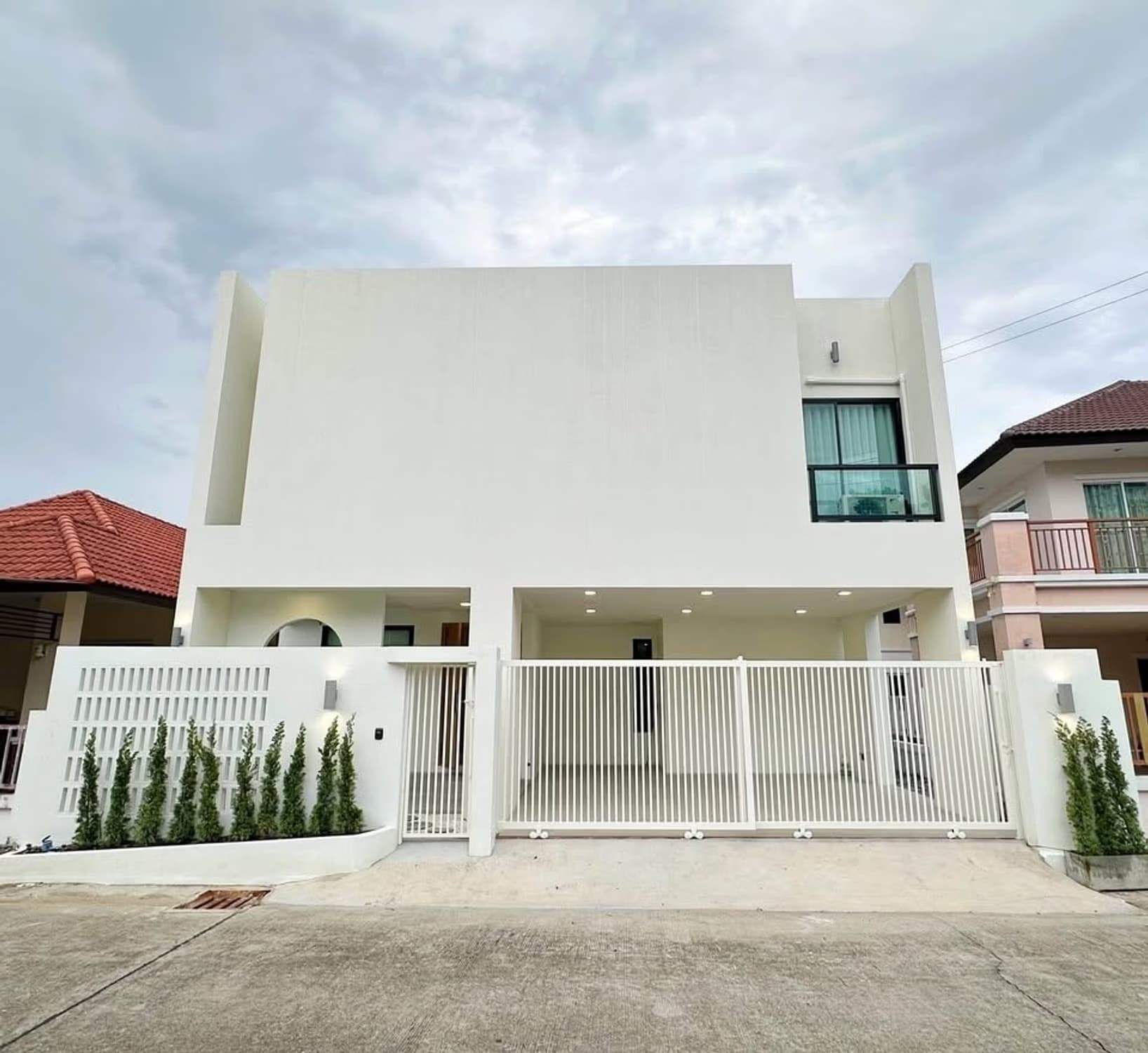5 Bed House for Rent in Mueang Chiang Mai District - Image 1
