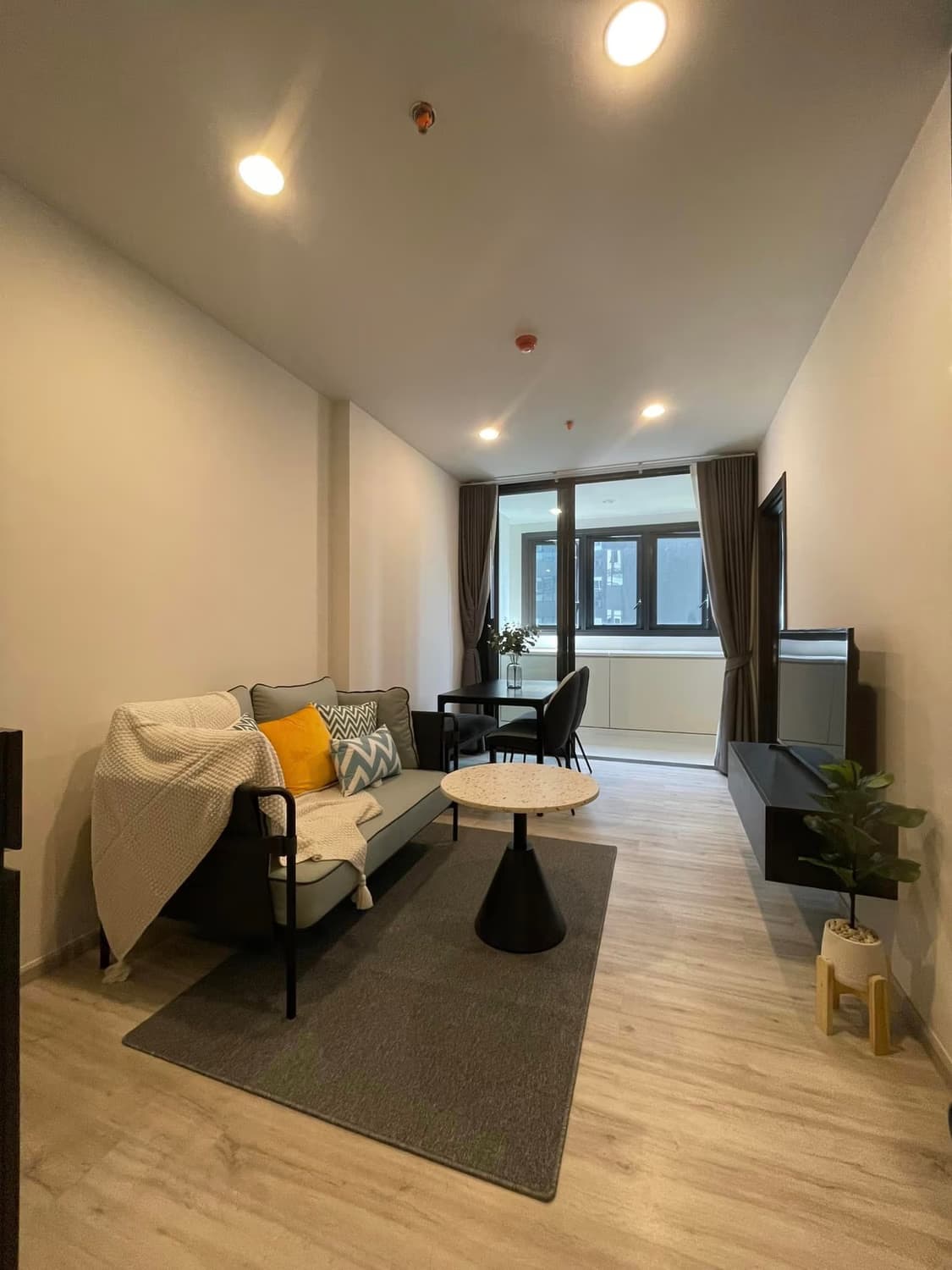 1 Bed Condo for Sale  Near Huai Khwang MRT - Image 1