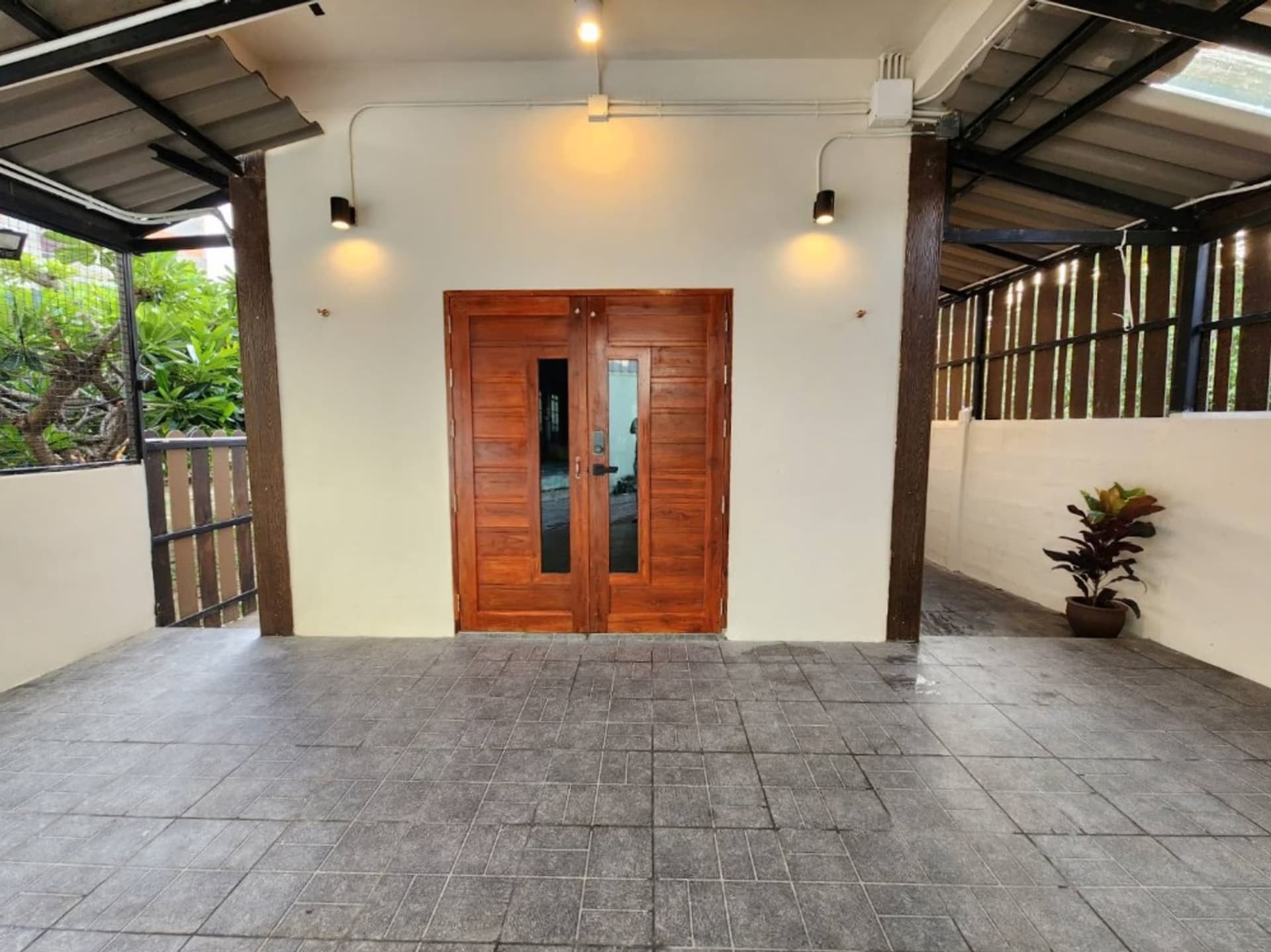 3 Bed House for Rent in Thon Buri - Image 7