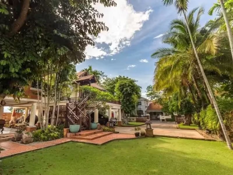 6 Bedroom House