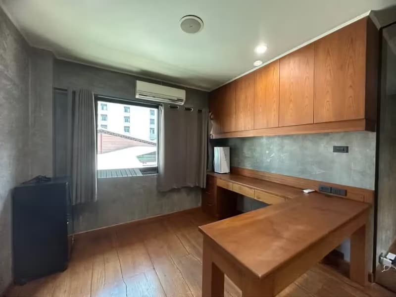 6 Bedroom House