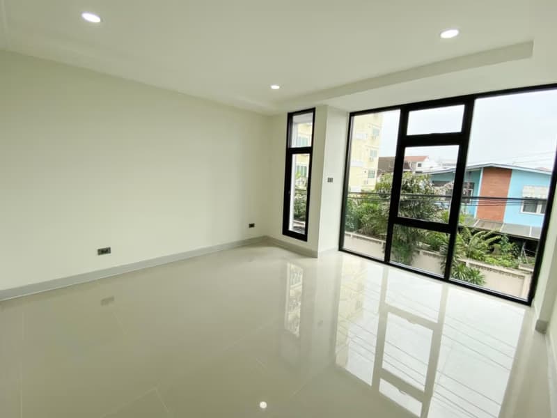 3 Bed Townhouse for Rent in Phra Khanong