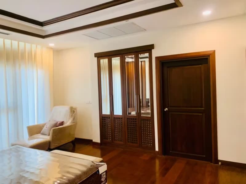 6 Bedroom House