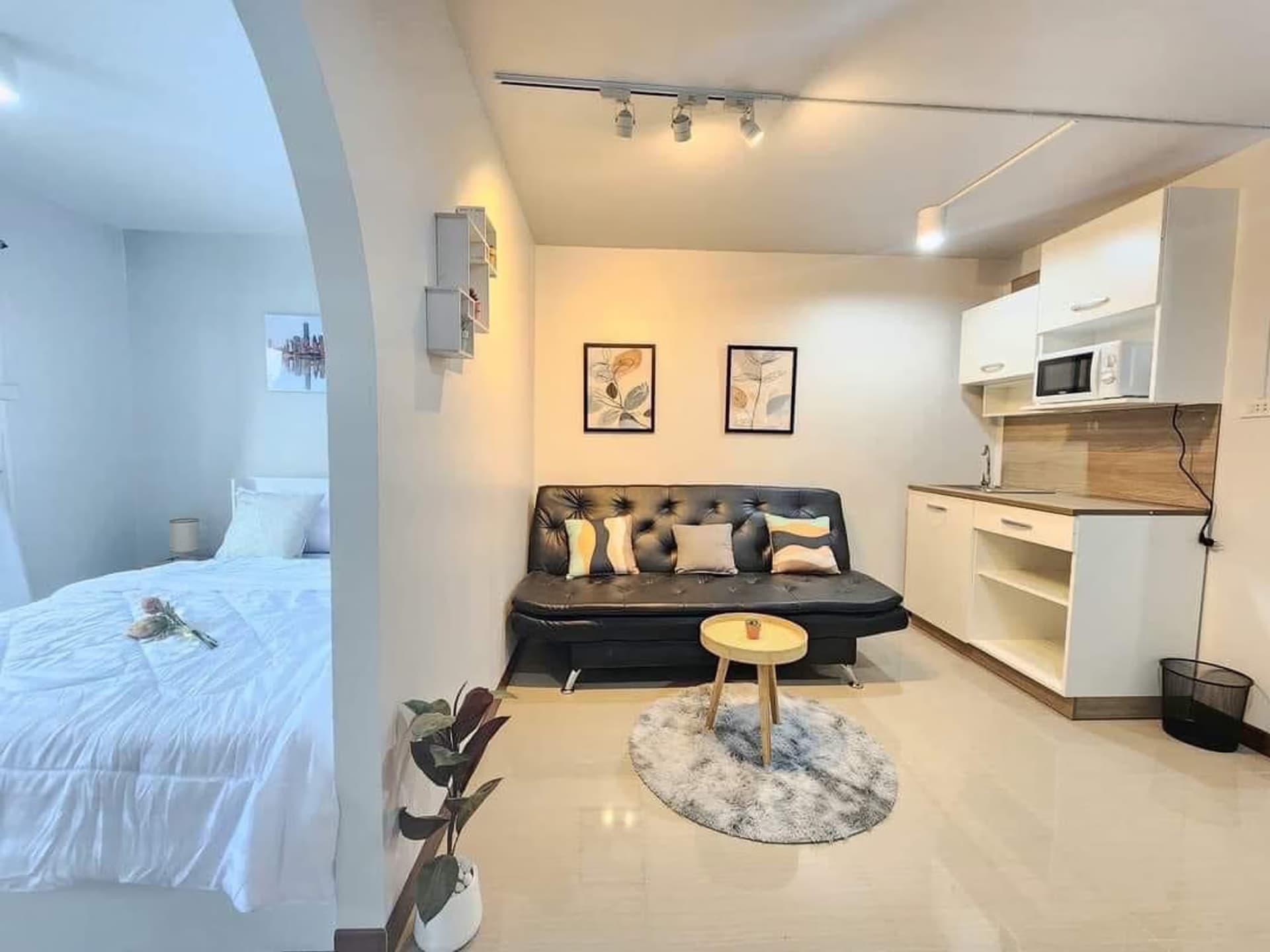 Condo for Sale, Sale w/Tenant at Lanna Condo - Image 2