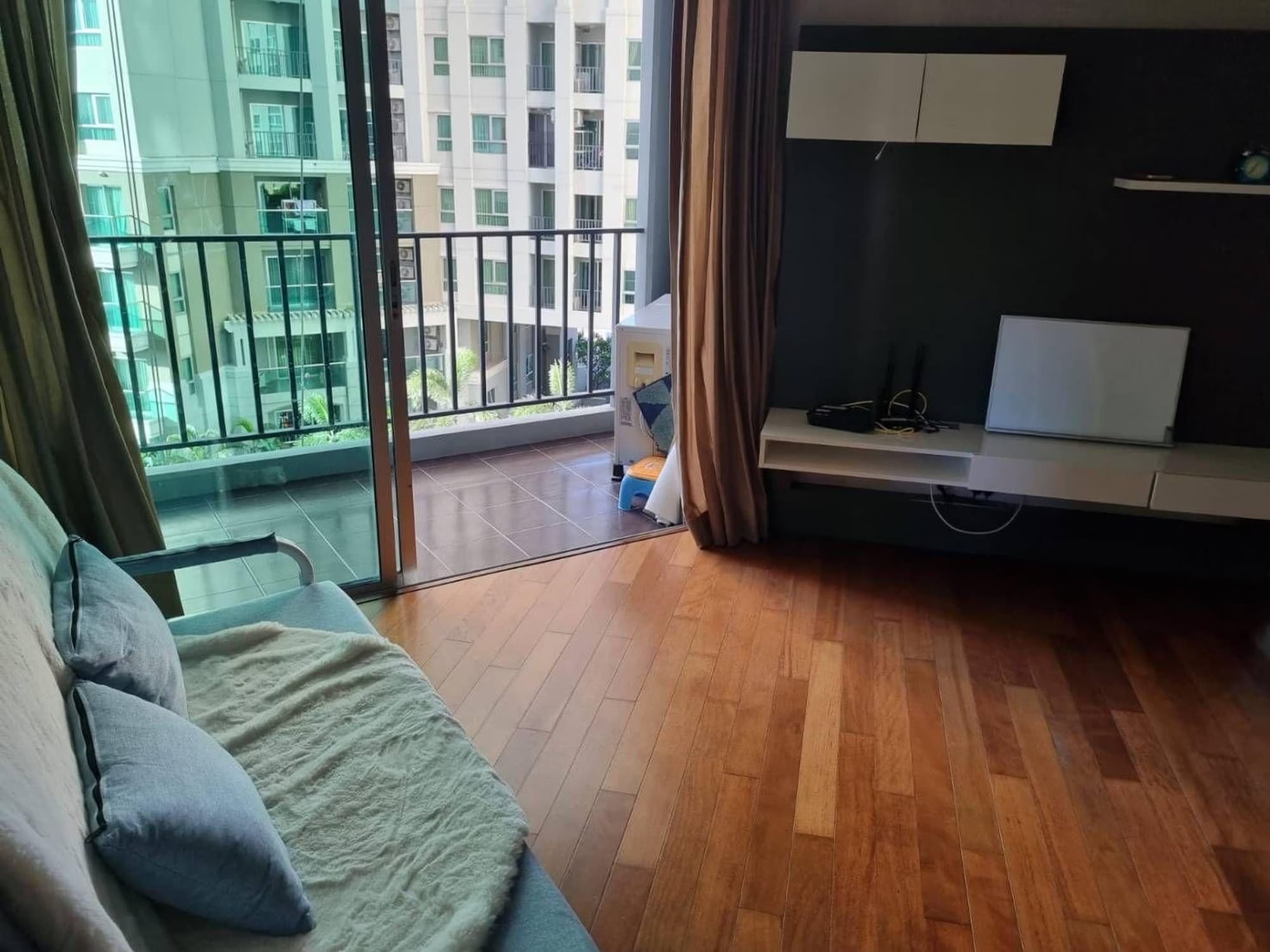 2 ห้องนอน Condo สำหรับ ขายและจำหน่าย ใกล้ Phra Ram 9 MRT - Image 1