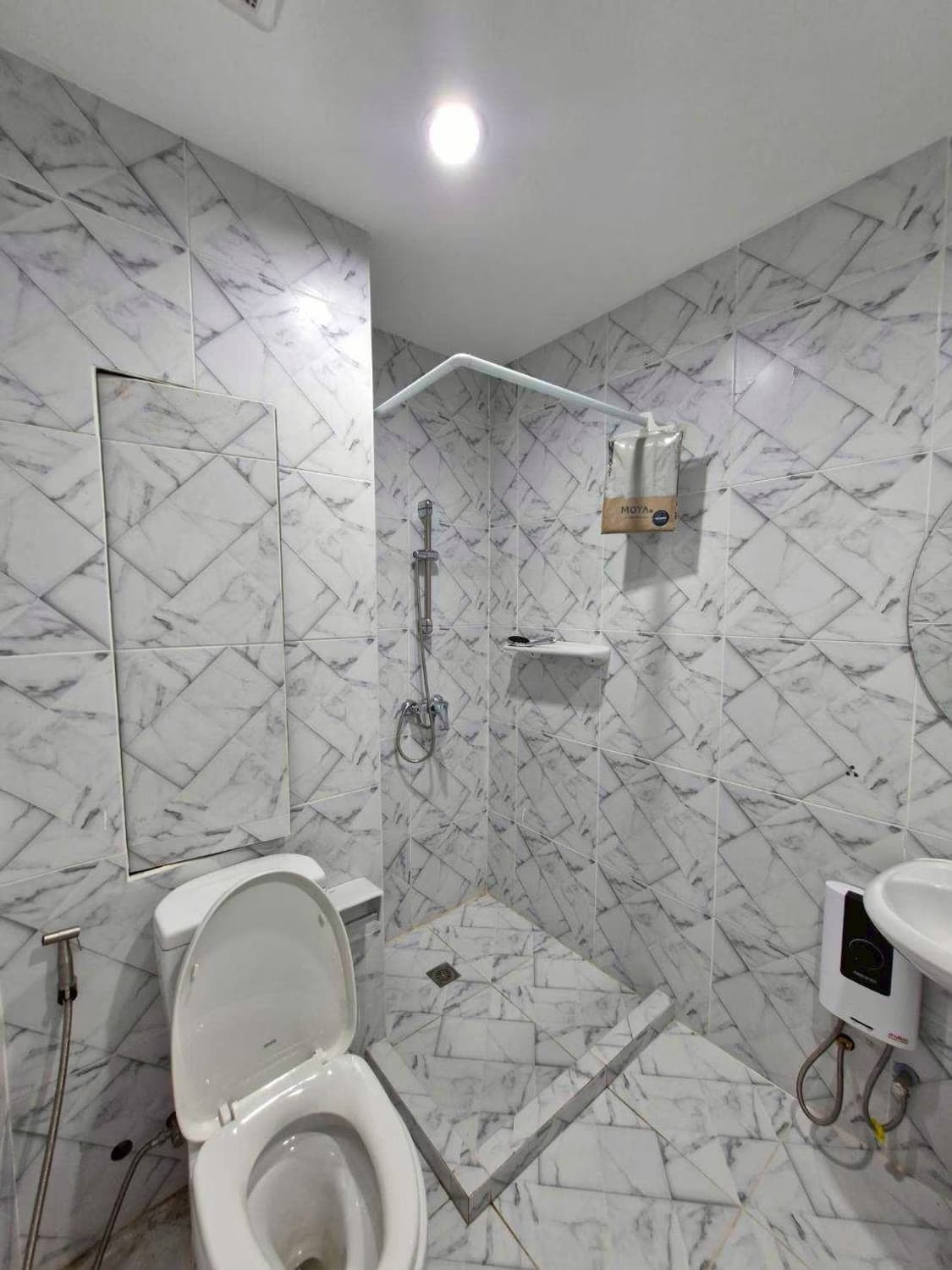 2 Bed Condo for Rent in Khlong San - Image 10