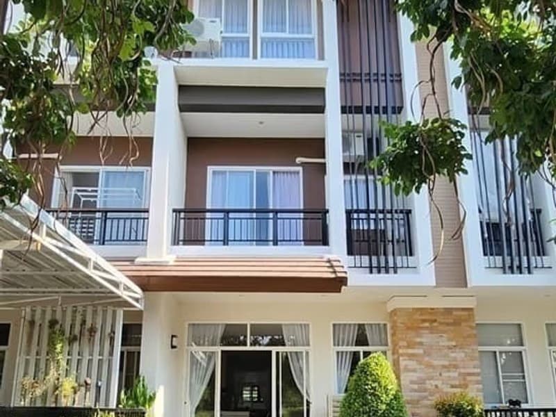 4 Bed Townhouse for Rent and Sale in Hang Dong