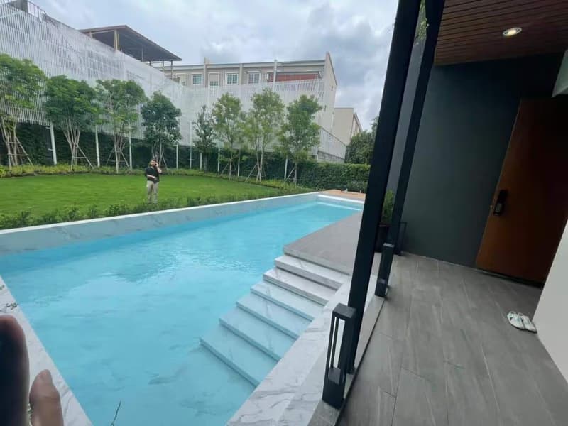 5 Bed House for Rent in Bang Na