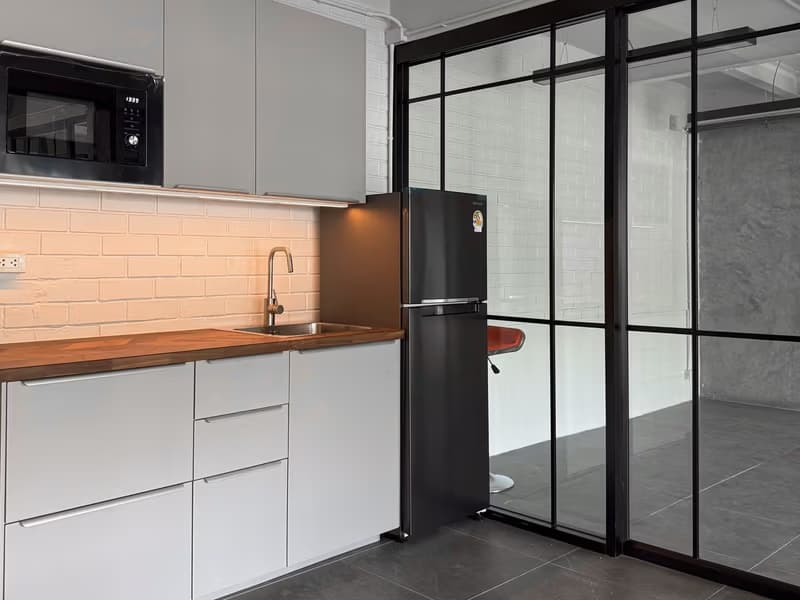 Studio Commercial for Rent in Khlong Toei
