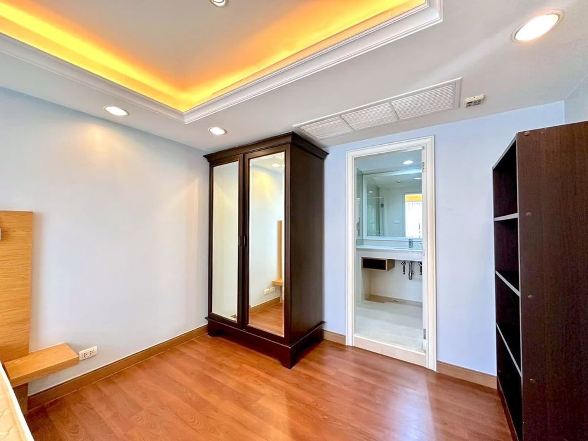 2 Bed Condo for Rent in Pathum Wan - Image 7