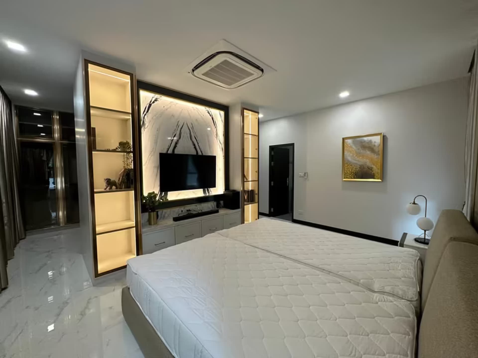 5 Bedroom House - Image 2