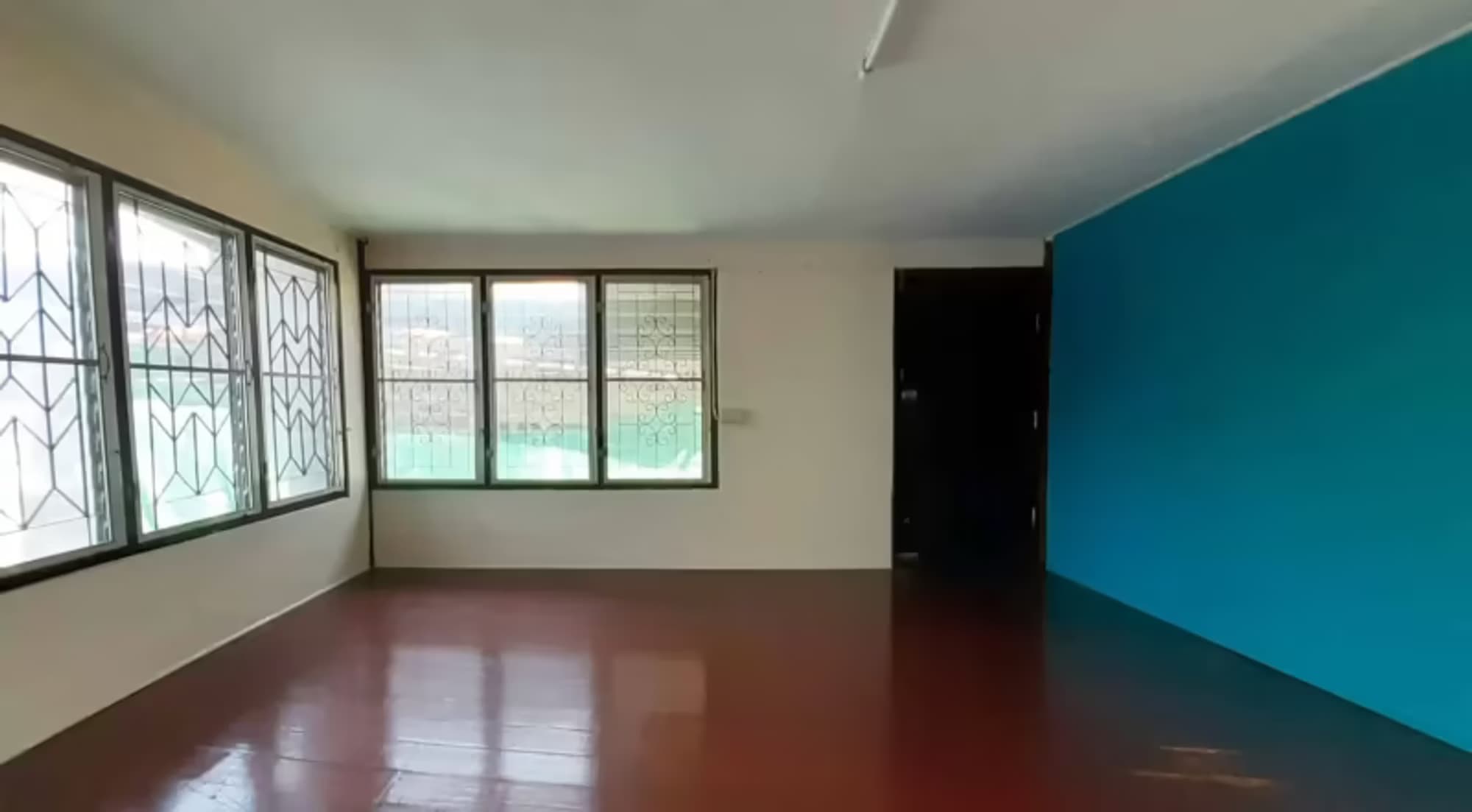 6 Bedroom House - Image 5