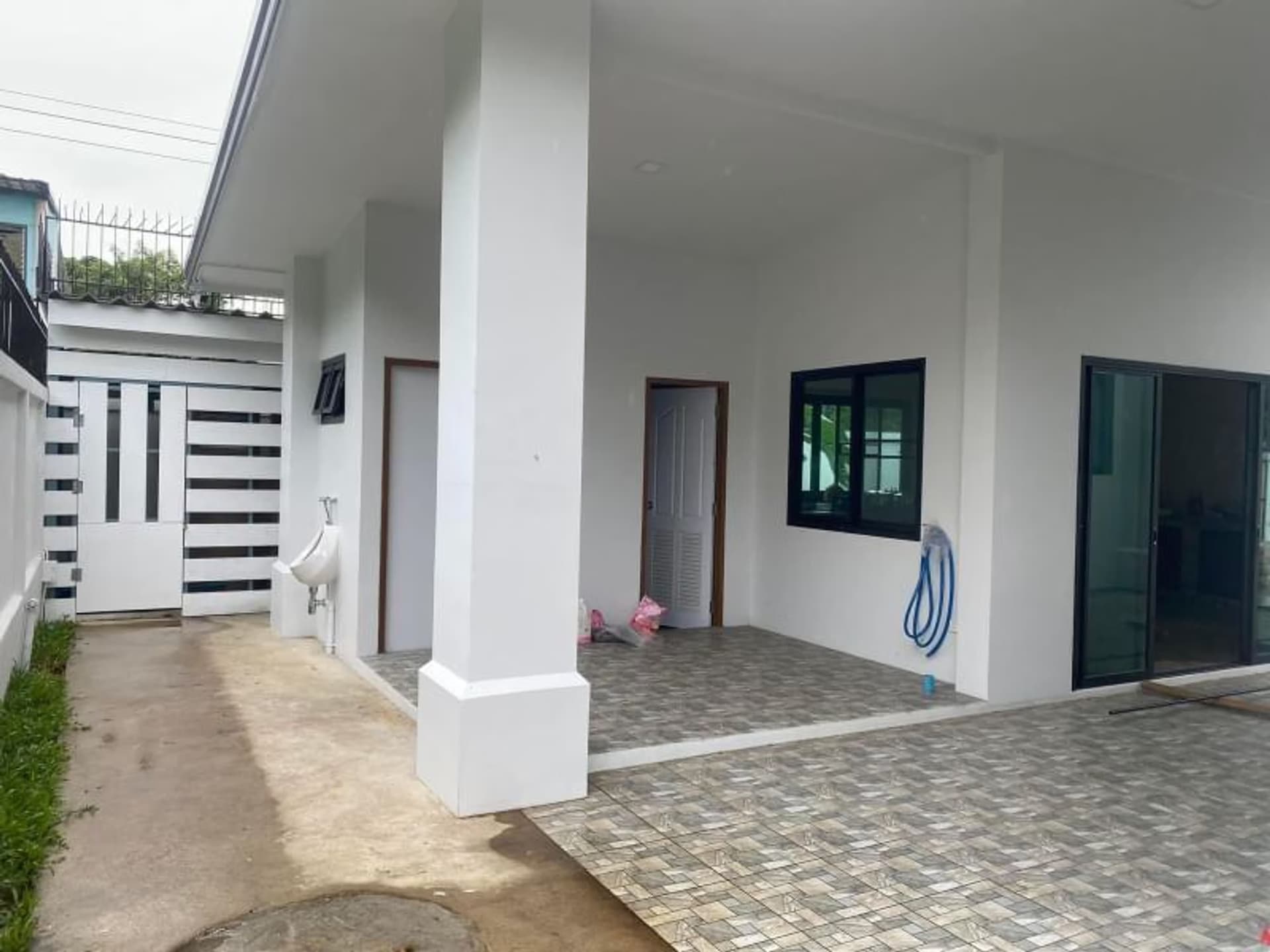 4 Bed House for Rent in Saraphi - Image 4