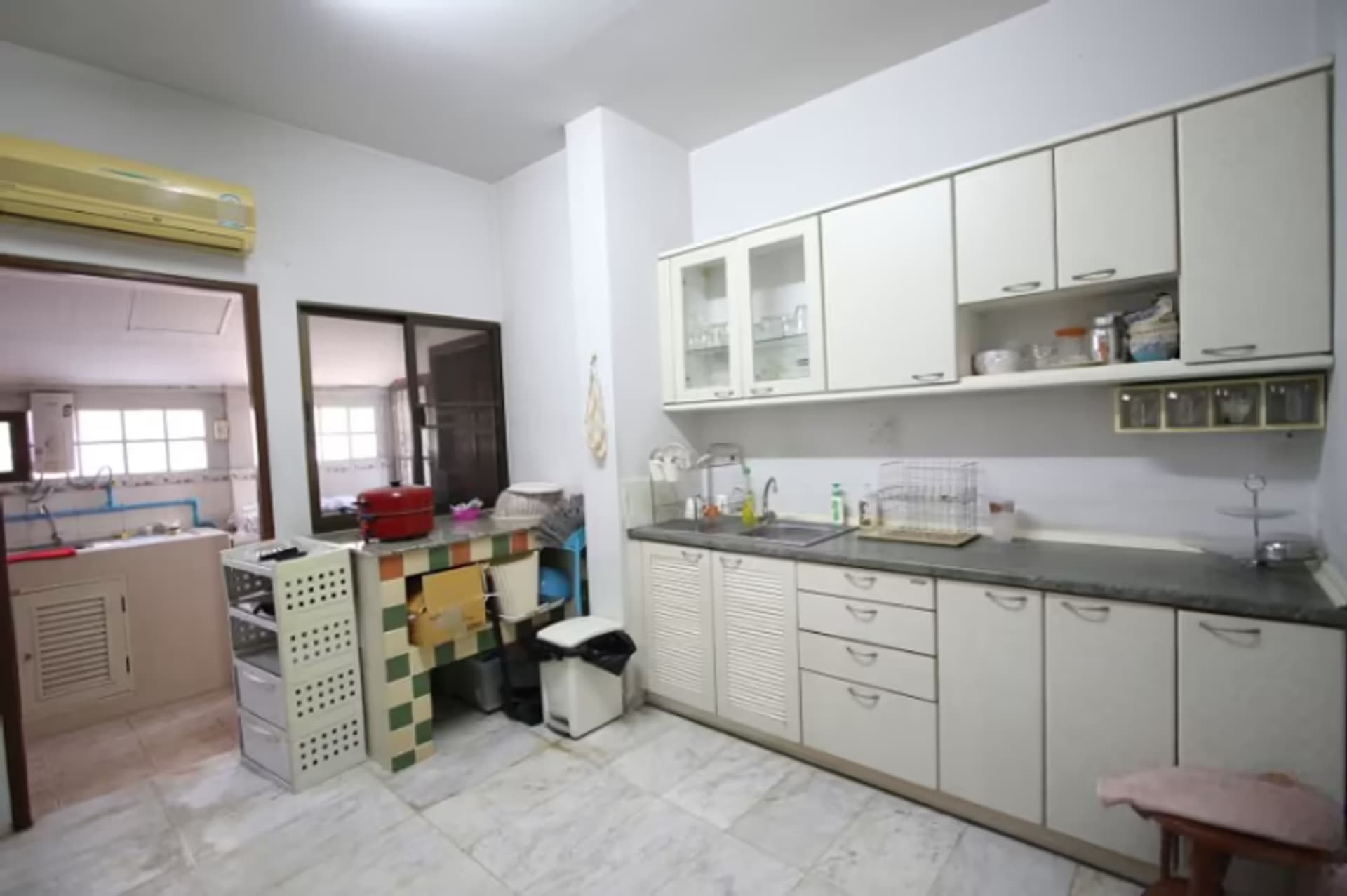 9 Bedroom House - Image 26