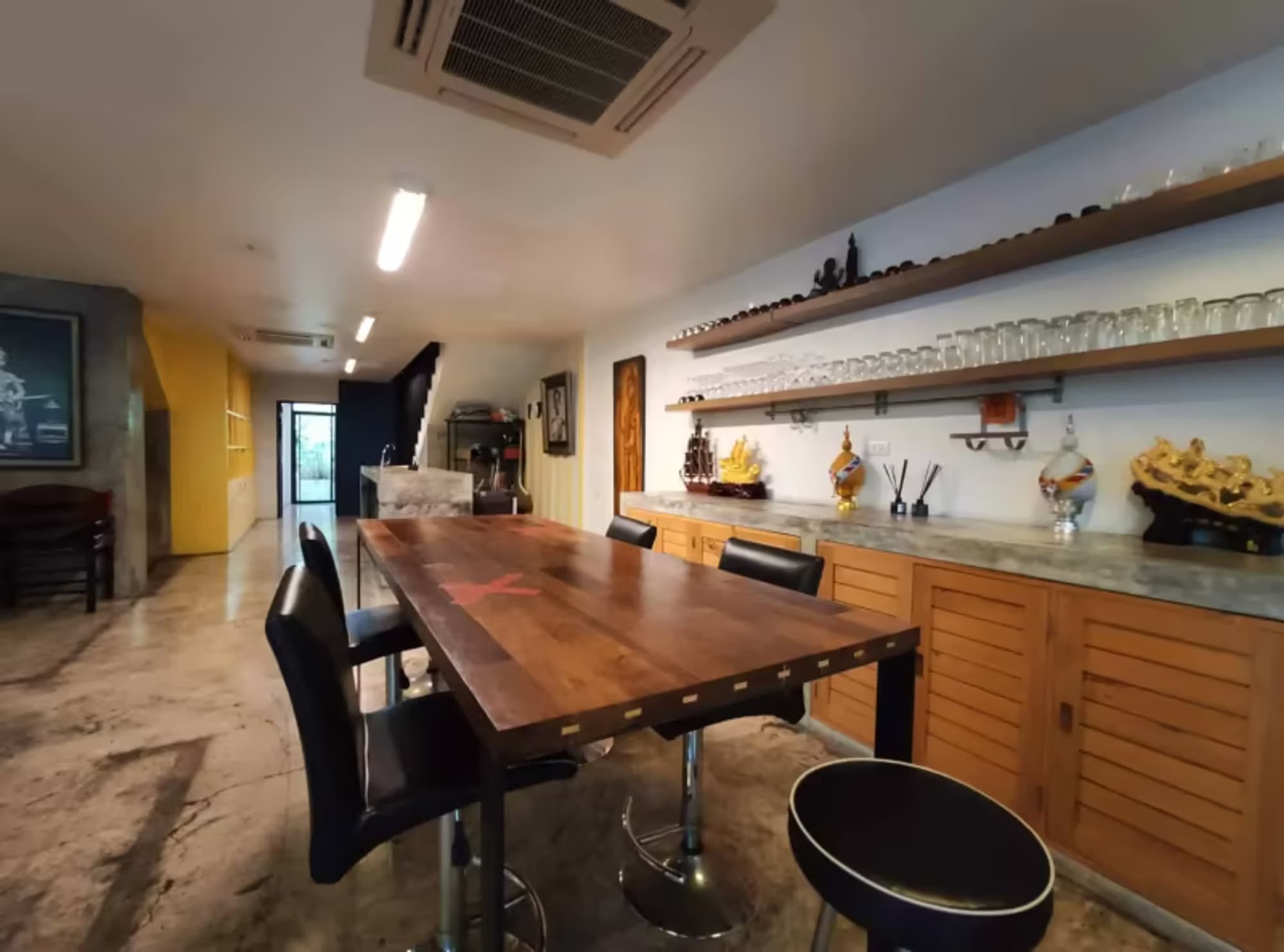 6 Bedroom House - Image 42