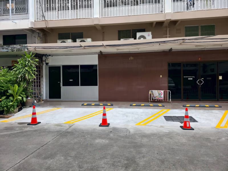 Studio Commercial for Rent in Khlong Toei