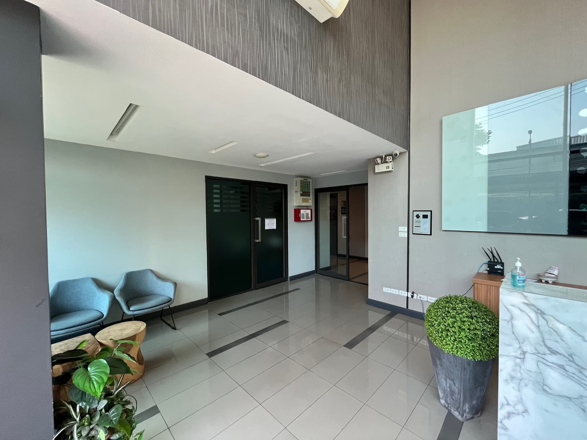 Condo for Rent, Sale at Stylish Condo - Image 13
